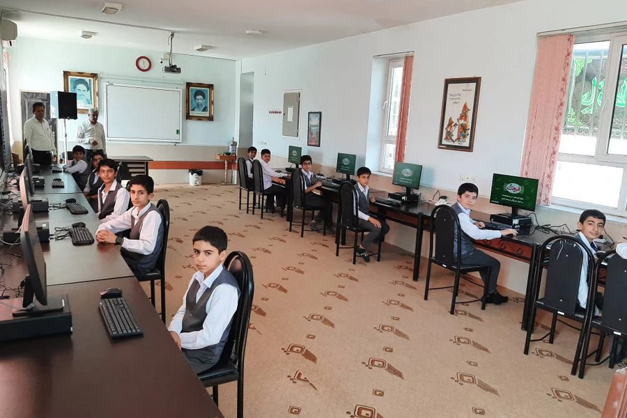 اهدای کامپیوتر توسط هلدینگ طبیعت به مدارس